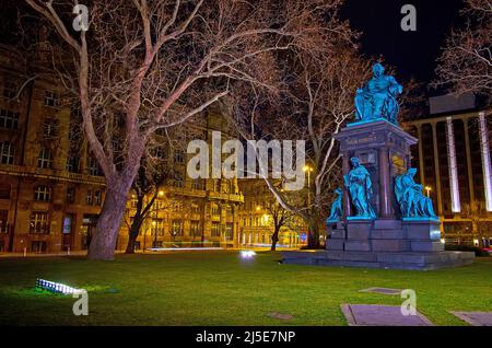 Die Abendansicht des Deak Ferenc Denkmals, befindet sich auf dem Istvan Szechenyi Platz im Stadtteil Pest, Budapest, Ungarn Stockfoto