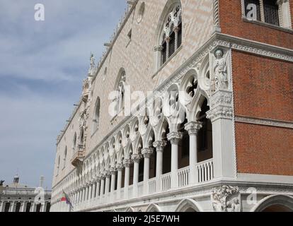 Venedig, VE, Italien - 18. Mai 2020: Detail des Herzogspalastes mit Säulen Stockfoto