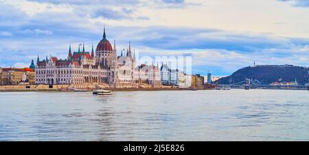 Panorama der Donau mit Parlamentsgebäude am Pester Stadtdamm, Kettenbrücke und Gellertberg im Hintergrund, Budapest, Ungarn Stockfoto