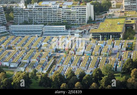 München, München, Deutschland - 25. August 2021: Blick von oben auf das OLYMPISCHE DORF mit Häusern und Wohnungen, die während der Olympischen Sommerspiele 1972 genutzt wurden Stockfoto