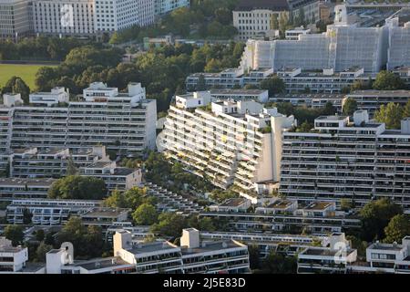 München, München, Deutschland - 25. August 2021: Blick von oben auf das OLYMPISCHE DORF mit Häusern und Wohnungen, die bei den Olympischen Sommerspielen 1972 genutzt wurden Stockfoto