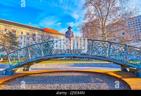 Die Komposition des beeindruckenden Imre Nagy-Denkmals, das sich auf dem Lajos-Kossuth-Platz neben dem Donauufer in Budapest, Ungarn, befindet Stockfoto