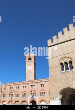 Treviso, TV, Italien - 17. Oktober 2021: Palazzo dei Trecento, auch Palazzo della Ragione genannt, beherbergt den gemeinderat und den Uhrenturm Stockfoto