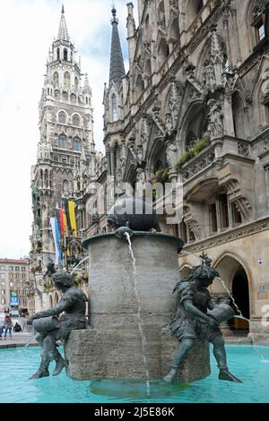 München, München, Deutschland - 26. August 2021: Fischbrunnen auf dem Marienplatz und dem Rathaus Stockfoto
