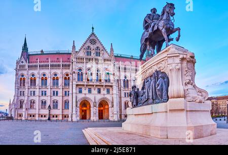 Das Gyula Andrassy Denkmal ist eines der bemerkenswerten Wahrzeichen des Lajos Kossuth Platzes, neben dem Parlamentsgebäude in Budapest, Ungarn Stockfoto