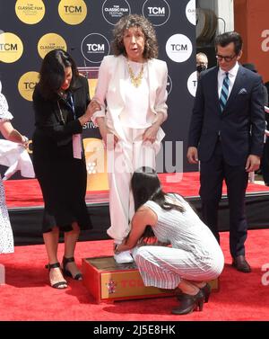 Los Angeles, USA. 22. April 2022. Lily Tomlin Hand & Footprint Zeremonie im TCL Chinese Theatre in Hollywood, CA am Freitag, dem 22. April 2022. (Foto: Sthanlee B. Mirador/Sipa USA) Quelle: SIPA USA/Alamy Live News Stockfoto