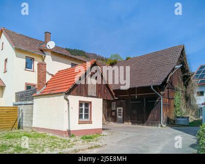 Alte Scheunengebäude am Rande einer kleinen deutschen Stadt erinnern an ehemalige landwirtschaftliche Nutzungen Stockfoto