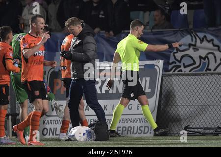 Niederlande. 22. April 2022. DEN Bosch - Schiedsrichter Jannick van der Laan setzt das Spiel während des Keuken Kampioen Division-Spiels zwischen dem FC Den Bosch und dem FC Volendam am 22. April 2022 im Stadion De Vliert in Den Bosch, Niederlande, aus. ANP GERRIT VAN COLOGNE Credit: ANP/Alamy Live News Stockfoto