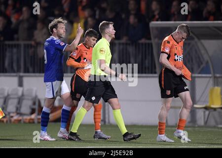 Niederlande. 22. April 2022. DEN Bosch - Schiedsrichter Jannick van der Laan setzt das Spiel während des Keuken Kampioen Division-Spiels zwischen dem FC Den Bosch und dem FC Volendam am 22. April 2022 im Stadion De Vliert in Den Bosch, Niederlande, aus. ANP GERRIT VAN COLOGNE Credit: ANP/Alamy Live News Stockfoto