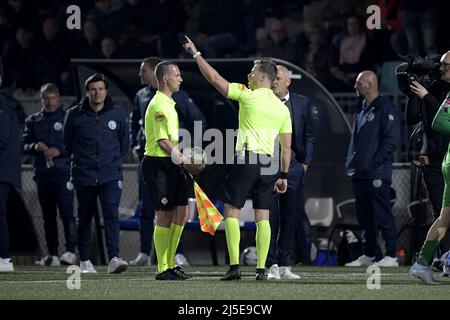 Niederlande. 22. April 2022. DEN Bosch - Schiedsrichter Jannick van der Laan setzt das Spiel während des Keuken Kampioen Division-Spiels zwischen dem FC Den Bosch und dem FC Volendam am 22. April 2022 im Stadion De Vliert in Den Bosch, Niederlande, aus. ANP GERRIT VAN COLOGNE Credit: ANP/Alamy Live News Stockfoto