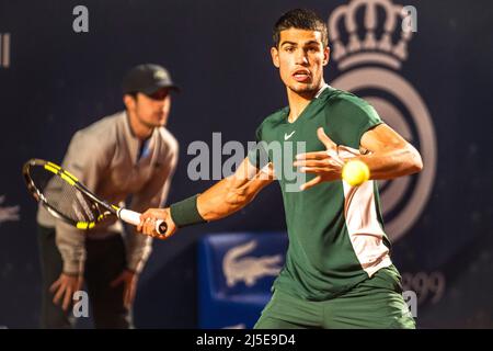 Barcelona, Spanien. 22. April 2022. Barcelona, . 22. April 2022: Carlos ALCARAZ (ESP) gibt am 5. Tag der 'Barcelona Open Banc Sabadell' 2022 den Ball an Stefanos Tsitsipas (GRE) zurück. Quelle: Matthias Oesterle/Alamy Live News Stockfoto