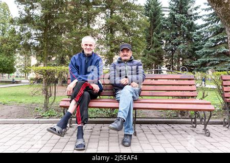 Sambir, Ukraine. 22. April 2022. Ukrainische Männer sitzen am 22. April 2022 an einem orthodoxen Karfreitag in Sambir, Oblast Lemberg, Ukraine, auf einem Hauptmarkt. Als die Russische Föderation vor fast zwei Monaten in die Ukraine einmarschierte, hatte der Konflikt Auswirkungen auf alle Gebiete des Landes. Dennoch gilt die westliche Ukraine mit ihrer Region Lemberg als sicherer Himmel im Vergleich zum östlichen Teil des Landes. (Foto von Dominika Zarzycka/Sipa USA) Quelle: SIPA USA/Alamy Live News Stockfoto