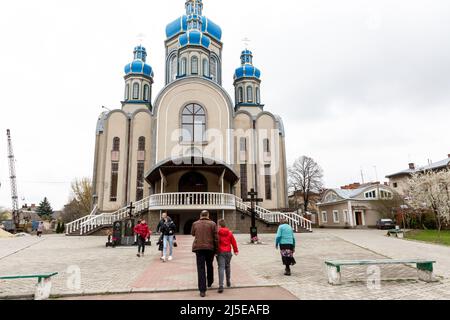 Sambir, Ukraine. 22. April 2022. Am 22. April 2022 gehen Ukrainer an einem orthodoxen Karfreitag in Sambir, Gebiet Lwiw, Ukraine, vor eine orthodoxe Kirche. Als die Russische Föderation vor fast zwei Monaten in die Ukraine einmarschierte, hatte der Konflikt Auswirkungen auf alle Gebiete des Landes. Dennoch gilt die westliche Ukraine mit ihrer Region Lemberg als sicherer Himmel im Vergleich zum östlichen Teil des Landes. (Foto von Dominika Zarzycka/Sipa USA) Quelle: SIPA USA/Alamy Live News Stockfoto