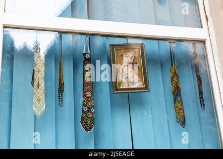 Sambir, Ukraine. 22. April 2022. Ukrainische christliche Souvenirs sind am 22. April 2022 an einem orthodoxen Karfreitag in Sambir, Gebiet Lwiw, Ukraine, in einem Schaufenster zu sehen. Als die Russische Föderation vor fast zwei Monaten in die Ukraine einmarschierte, hatte der Konflikt Auswirkungen auf alle Gebiete des Landes. Dennoch gilt die westliche Ukraine mit ihrer Region Lemberg als sicherer Himmel im Vergleich zum östlichen Teil des Landes. (Foto von Dominika Zarzycka/Sipa USA) Quelle: SIPA USA/Alamy Live News Stockfoto