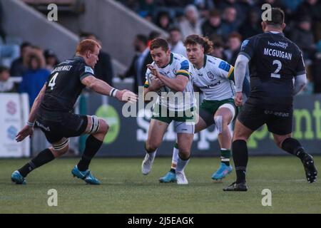 Newcastle, Großbritannien. 22. April 2022. Paddy Jackson läuft bei der Verteidigung von Newcastle während des Rugby-Spiels der Gallagher Premiership zwischen Newcastle Falcons und London Irish am 22. April 2022 im Kingston Park Stadium, Newcastle, Großbritannien. Foto von Simon Hall. Nur zur redaktionellen Verwendung, Lizenz für kommerzielle Nutzung erforderlich. Keine Verwendung bei Wetten, Spielen oder Veröffentlichungen einzelner Clubs/Vereine/Spieler. Kredit: UK Sports Pics Ltd/Alamy Live Nachrichten Gutschrift: UK Sports Pics Ltd/Alamy Live Nachrichten Stockfoto