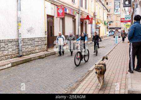 Sambir, Ukraine. 22. April 2022. Ukrainische Kinder fahren am 22. April 2022 an einem orthodoxen Karfreitag in Sambir, Oblast Lemberg, Ukraine, auf einem Hauptmarkt mit dem Fahrrad. Als die Russische Föderation vor fast zwei Monaten in die Ukraine einmarschierte, hatte der Konflikt Auswirkungen auf alle Gebiete des Landes. Dennoch gilt die westliche Ukraine mit ihrer Region Lemberg als sicherer Himmel im Vergleich zum östlichen Teil des Landes. (Foto von Dominika Zarzycka/Sipa USA) Quelle: SIPA USA/Alamy Live News Stockfoto