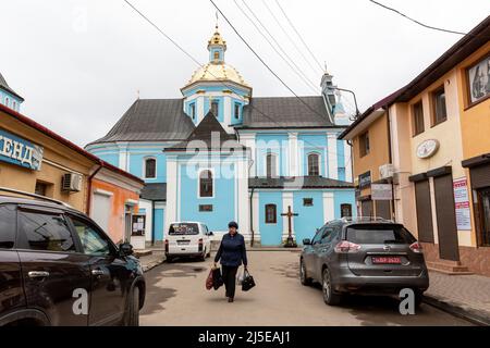 Sambir, Ukraine. 22. April 2022. Eine ukrainische Frau geht am 22. April 2022 an einem orthodoxen Karfreitag in Sambir, Oblast Lemberg, Ukraine, vor eine orthodoxe Kirche. Als die Russische Föderation vor fast zwei Monaten in die Ukraine einmarschierte, hatte der Konflikt Auswirkungen auf alle Gebiete des Landes. Dennoch gilt die westliche Ukraine mit ihrer Region Lemberg als sicherer Himmel im Vergleich zum östlichen Teil des Landes. (Foto von Dominika Zarzycka/Sipa USA) Quelle: SIPA USA/Alamy Live News Stockfoto