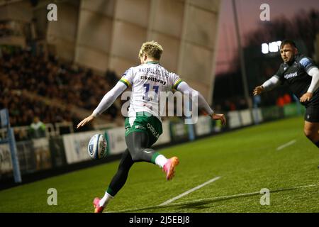 Newcastle, Großbritannien. 12. März 2022. NEWCASTLE UPON TYNE, GROSSBRITANNIEN. APR 22. Ollie Hassell-Collins von London Irish räumt am Freitag, den 22.. April 2022, während des Spiels der Gallagher Premiership zwischen Newcastle Falcons und London Irish im Kingston Park, Newcastle. (Kredit: Chris Lishman | MI News) Kredit: MI Nachrichten & Sport /Alamy Live News Stockfoto