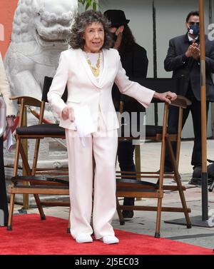 Los Angeles, USA. 22. April 2022. Lily Tomlin Hand & Footprint Zeremonie im TCL Chinese Theatre in Hollywood, CA am Freitag, dem 22. April 2022. (Foto: Sthanlee B. Mirador/Sipa USA) Quelle: SIPA USA/Alamy Live News Stockfoto