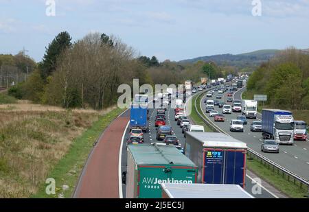 Langsamer Verkehr auf der Autobahn M6 in Lancashire in der Nähe von Garstang mit nordweiter Fahrbahn praktisch zum Stillstand gekommen 22.. April 2022. Stockfoto