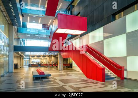 Innenraum des neuen Ingenieurgebäudes auf dem Campus der University of Waterloo in Waterloo, Ontario, Kanada. Stockfoto