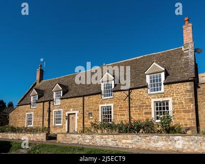 'The Cottage', ein attraktives altes Steinhaus am South View in Uppingham mit klarem blauen Himmel über Rutland, England, Großbritannien. Stockfoto