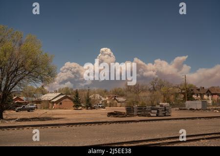 Las Vegas, USA. 22. April 2022. Das Feuer im Calf Canyon, das von einem Amtrak-Zug nach Westen gesehen wird, brennt am 22. April 2022 in der Nähe von Las Vegas, New Mexico. Das Feuer hat über 3.000 Hektar Land verbrannt und mehrere Grafschaften in New Mexico unterliegen einem obligatorischen Evakuierungsstatus. (Foto: Max Herman/Sipa USA) Quelle: SIPA USA/Alamy Live News Stockfoto