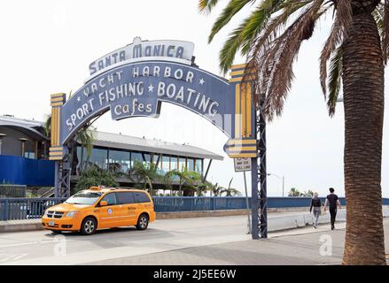 Santa Monica, Los Angeles, CA Schild am Eingang zum Pier Stockfoto
