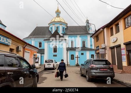 Sambir, Gebiet Lwiw, Ukraine. 22. April 2022. Eine ukrainische Frau geht an einem orthodoxen Karfreitag von einer orthodoxen Kirche aus. Als die Russische Föderation vor fast zwei Monaten in die Ukraine einmarschierte, hatte der Konflikt Auswirkungen auf alle Gebiete des Landes. Dennoch gilt die westliche Ukraine mit ihrer Region Lwiw als sicherer Himmel im Vergleich zum östlichen Teil des Landes. (Bild: © Dominika Zarzycka/SOPA Bilder via ZUMA Press Wire) Bild: ZUMA Press, Inc./Alamy Live News Stockfoto