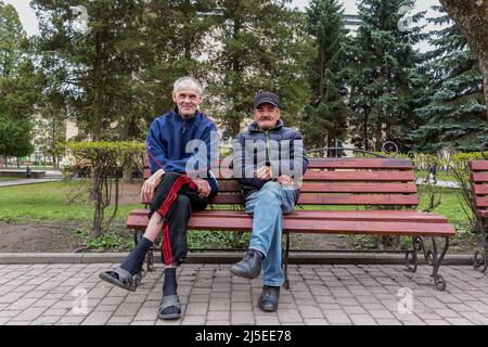 Sambir, Gebiet Lwiw, Ukraine. 22. April 2022. Ein älteres ukrainisches Paar sah an einem orthodoxen Karfreitag auf einem Hauptmarkt sitzen. Als die Russische Föderation vor fast zwei Monaten in die Ukraine einmarschierte, hatte der Konflikt Auswirkungen auf alle Gebiete des Landes. Dennoch gilt die westliche Ukraine mit ihrer Region Lwiw als sicherer Himmel im Vergleich zum östlichen Teil des Landes. (Bild: © Dominika Zarzycka/SOPA Bilder via ZUMA Press Wire) Bild: ZUMA Press, Inc./Alamy Live News Stockfoto