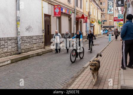 Sambir, Gebiet Lwiw, Ukraine. 22. April 2022. Ukrainische Kinder fahren an einem orthodoxen Karfreitag auf einem Hauptmarktplatz Fahrräder. Als die Russische Föderation vor fast zwei Monaten in die Ukraine einmarschierte, hatte der Konflikt Auswirkungen auf alle Gebiete des Landes. Dennoch gilt die westliche Ukraine mit ihrer Region Lwiw als sicherer Himmel im Vergleich zum östlichen Teil des Landes. (Bild: © Dominika Zarzycka/SOPA Bilder via ZUMA Press Wire) Bild: ZUMA Press, Inc./Alamy Live News Stockfoto