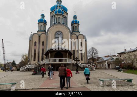 Sambir, Gebiet Lwiw, Ukraine. 22. April 2022. Ukrainer gehen an einem orthodoxen Karfreitag vor eine orthodoxe Kirche. Als die Russische Föderation vor fast zwei Monaten in die Ukraine einmarschierte, hatte der Konflikt Auswirkungen auf alle Gebiete des Landes. Dennoch gilt die westliche Ukraine mit ihrer Region Lwiw als sicherer Himmel im Vergleich zum östlichen Teil des Landes. (Bild: © Dominika Zarzycka/SOPA Bilder via ZUMA Press Wire) Bild: ZUMA Press, Inc./Alamy Live News Stockfoto