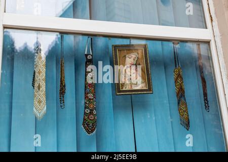 Sambir, Gebiet Lwiw, Ukraine. 22. April 2022. Ukrainische christliche Souvenirs sind an einem orthodoxen Karfreitag in einem Schaufenster zu sehen. Als die Russische Föderation vor fast zwei Monaten in die Ukraine einmarschierte, hatte der Konflikt Auswirkungen auf alle Gebiete des Landes. Dennoch gilt die westliche Ukraine mit ihrer Region Lwiw als sicherer Himmel im Vergleich zum östlichen Teil des Landes. (Bild: © Dominika Zarzycka/SOPA Bilder via ZUMA Press Wire) Bild: ZUMA Press, Inc./Alamy Live News Stockfoto