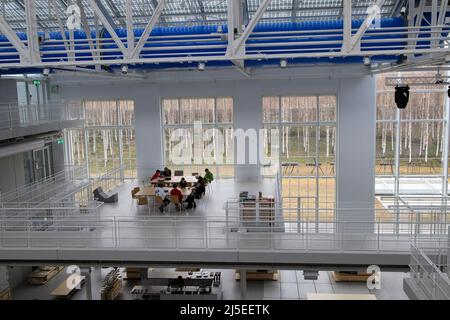 Moskau, Russland - 12. April 2022, das Innere des GES-2, auch bekannt als MGES-2 und Tramvaynaya, ist ein stillgelegtes Kraftwerk am Bolotnaya-Ufer. Stockfoto