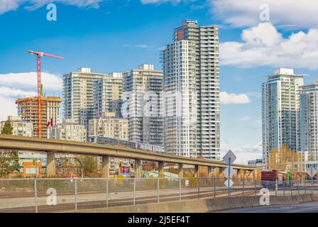 Bau eines neuen Wohngebiets mit Hochhäusern in der Nähe des Sky Train-Bahnhofs in der Stadt New Westminster. Stockfoto