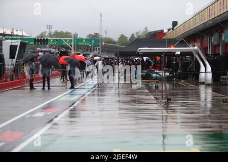 Imola, Italien. 22. Apr, 2022. Pitlane während der Formel 1 Rolex Emilia Romagna Grand Prix 2022, 4. Runde der FIA Formel 1 Weltmeisterschaft Free Practices 2022, Formel 1 Meisterschaft in Imola, Italien, April 22 2022 Quelle: Independent Photo Agency/Alamy Live News Stockfoto