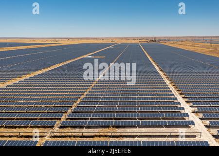 Roswell, New Mexico - die Solarenergiezentren Roswell und Chaves County sind das größte Solarprojekt in New Mexico. Es hat etwa 600.000 Sonnenkollektoren Stockfoto