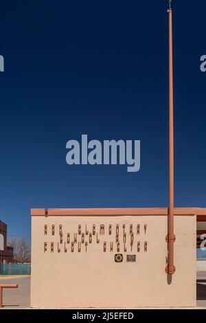 Artesia, New Mexico - der oberirdische Eingang zur Abo-Grundschule, einer unterirdischen Schule und einem Fallout-Schutzraum, der 1962 auf der Höhe von erbaut wurde Stockfoto