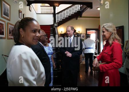 Der Graf und die Gräfin von Wessex treffen sich anlässlich des Platin-Jubiläums der Königin mit seiner Exzellenz Cyril Errol Melchiades Charles, dem amtierenden Generalgouverneur von St. Lucia, im Regierungsgebäude in St. Lucia. Bilddatum: Freitag, 22. April 2022. Stockfoto