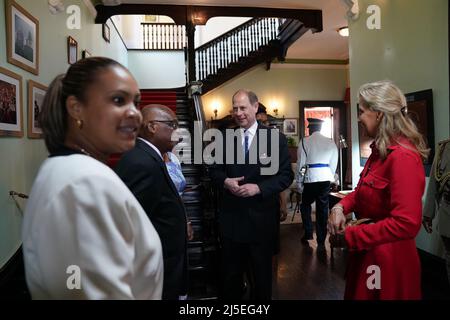 Der Graf und die Gräfin von Wessex treffen sich anlässlich des Platin-Jubiläums der Königin mit seiner Exzellenz Cyril Errol Melchiades Charles, dem amtierenden Generalgouverneur von St. Lucia, im Regierungsgebäude in St. Lucia. Bilddatum: Freitag, 22. April 2022. Stockfoto