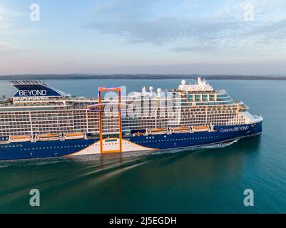 Celebrity Beyond auf dem Weg nach Southampton ist Celebrity Beyond Teil der Celebrity Cruises die erste Reise nach Southampton, England. Stockfoto