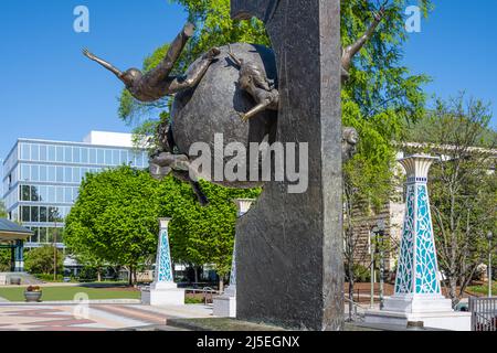 „Celebration“-Skulptur von Gary Price auf dem Square in Downtown Decatur, Georgia, östlich von Atlanta. (USA) Stockfoto