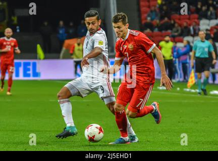 Kasan, Russland – 10. Oktober 2017. Der Mittelfeldspieler Omid Ebrahimi der iranischen Fußballnationalmannschaft gegen den russischen Stürmer Dmitri Poloz während des internationalen Freundes Stockfoto