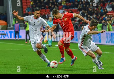 Kasan, Russland – 10. Oktober 2017. Der Mittelfeldspieler Omid Ebrahimi der iranischen Fußballnationalmannschaft gegen den russischen Stürmer Dmitri Poloz während des internationalen Freundes Stockfoto