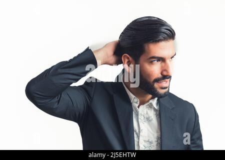 Porträt eines lateinischen Geschäftsmannes, der mit einer Hand hinter dem Kopf denkt, isolierter weißer Hintergrund. Hochwertige Fotos Stockfoto