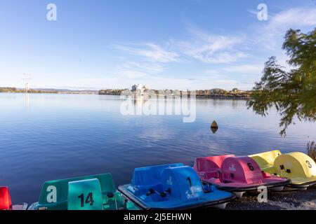 Bootsverleih am Ufer des Lake Burley Griffin im Stadtzentrum von Canberra mit dem australian High Court Building, Canberra, ACT, Australien Stockfoto