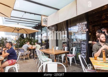 Australisches Café und Café in Kingston Canberra, mit Leuten, die Kaffee essen und genießen, Canberra, ACT, Australien Stockfoto