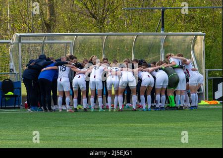 ALKMAAR, NIEDERLANDE - APRIL 22: Line up VV Alkmaar, Anna Ruiter von VV Alkmaar, Maudy Stoop von VV Alkmaar, Camie Mol von VV Alkmaar, Annemiek Kruijthof von VV Alkmaar, Ilvy Zijp von VV Alkmaar, Veerle van der Most von VV Alkmaar, Alieke Tuin von VV Alkmaar, VV Alkmaar Torhüterin Femke Liefting vom VV Alkmaar, Sanne Koopman vom VV Alkmaar, Nicole Stoop vom VV Alkmaar während des Spiels der niederländischen Pure Energie Frau Eredivisie zwischen VV Alkmaar und PSV im Sportpark Robonsbosweg am 22. April 2022 in Alkmaar, Niederlande (Foto von Kees Kuijt/Orange Picles) Stockfoto