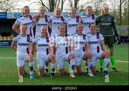 ALKMAAR, NIEDERLANDE - APRIL 22: Line up VV Alkmaar, Anna Ruiter von VV Alkmaar, Maudy Stoop von VV Alkmaar, Camie Mol von VV Alkmaar, Annemiek Kruijthof von VV Alkmaar, Ilvy Zijp von VV Alkmaar, Veerle van der Most von VV Alkmaar, Alieke Tuin von VV Alkmaar, VV Alkmaar Torhüterin Femke Liefting vom VV Alkmaar, Sanne Koopman vom VV Alkmaar, Nicole Stoop vom VV Alkmaar während des Spiels der niederländischen Pure Energie Frau Eredivisie zwischen VV Alkmaar und PSV im Sportpark Robonsbosweg am 22. April 2022 in Alkmaar, Niederlande (Foto von Kees Kuijt/Orange Picles) Stockfoto