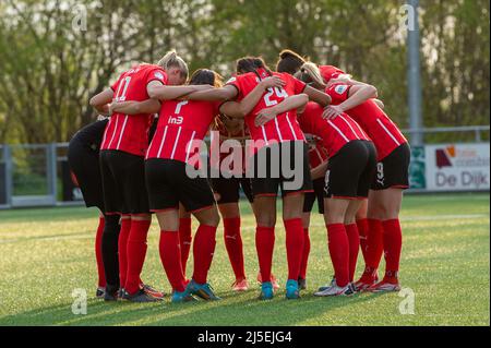 ALKMAAR, NIEDERLANDE - APRIL 22: Line-up PSV, Torwart Sari van Veenendaal vom PSV Eindhoven, melie Bross vom PSV Eindhoven, Mandy van den Berg vom PSV Eindhoven, Maruschka Walrus vom PSV Eindhoven, Naomi Pattiwael vom PSV Eindhoven, Georgina Carreras vom PSV Eindhoven, Amalie Thestrup vom PSV Eindhoven, Nadia Coolen vom PSV Eindhoven, Jeslynn Kuijpers vom PSV Eindhoven, Amy Harrison vom PSV Eindhoven, Esmee Brugts vom PSV Eindhoven während des Spiels der niederländischen Pure Energie Frau Eredivisie zwischen VV Alkmaar und PSV im Sportpark Robonsbosweg am 22. April 2022 in Alkmaar, Niederlande (Foto von Kees Kuijt/O Stockfoto